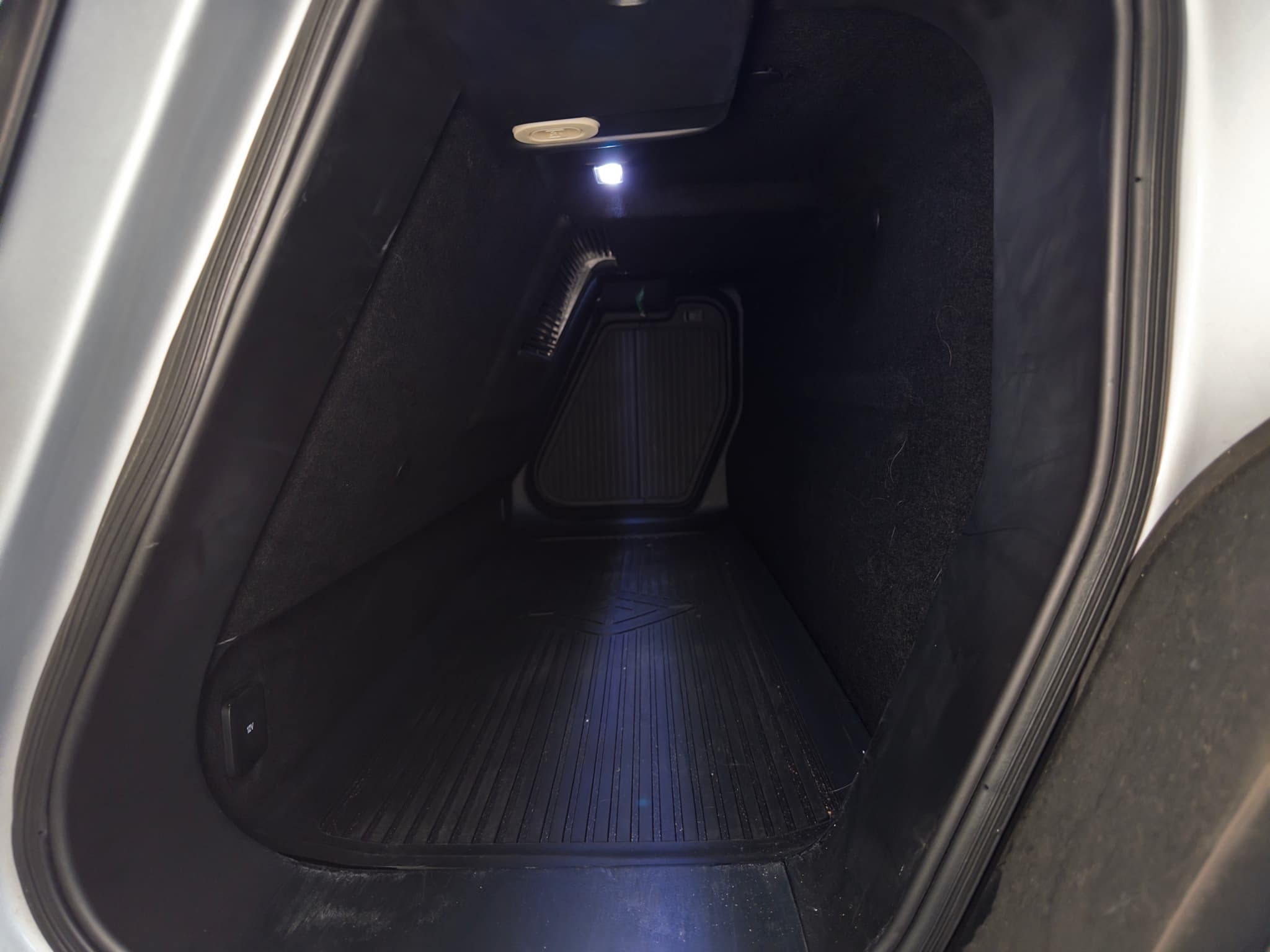 2023 Rivian R1T view 25