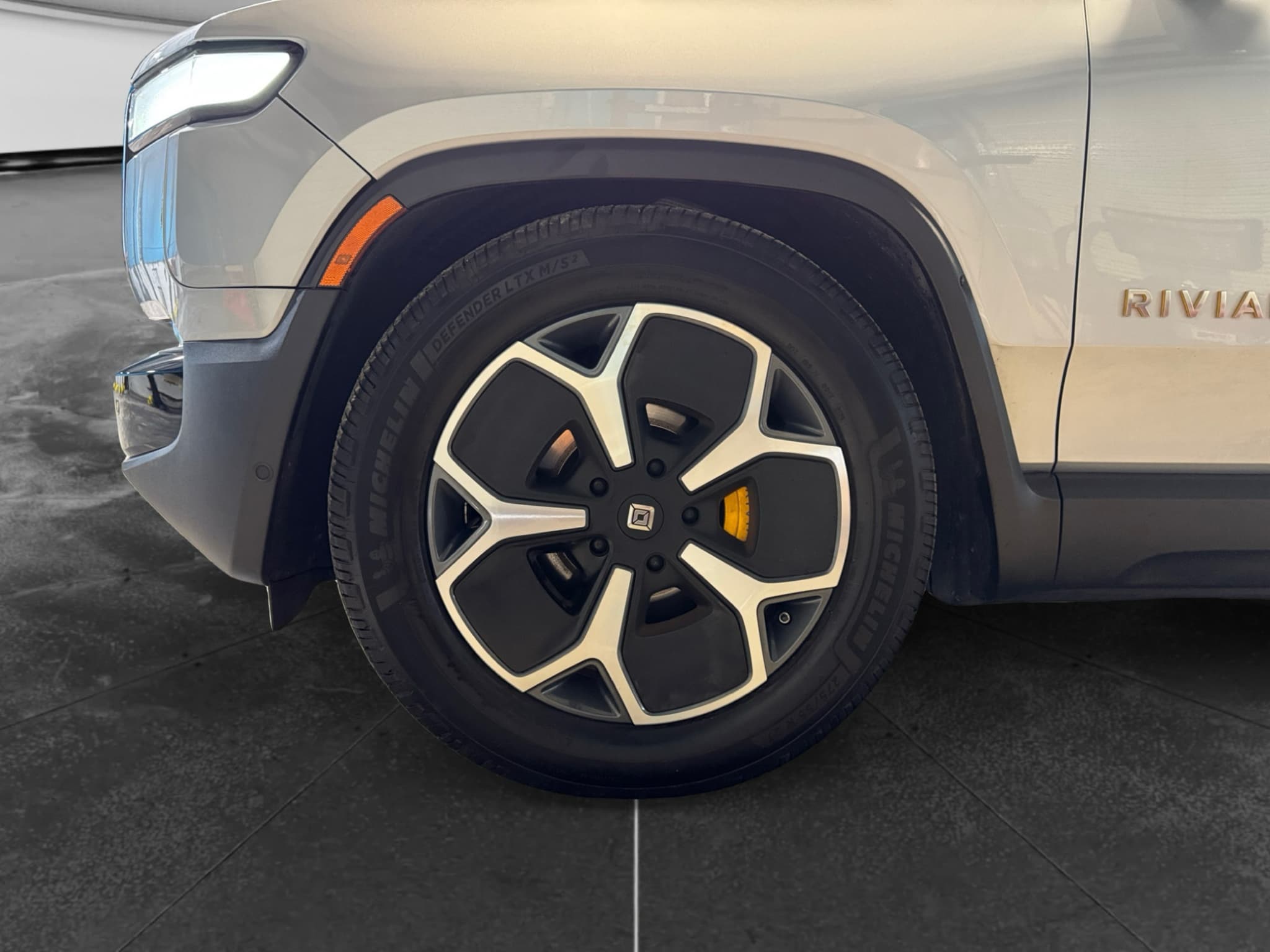 2023 Rivian R1T view 30