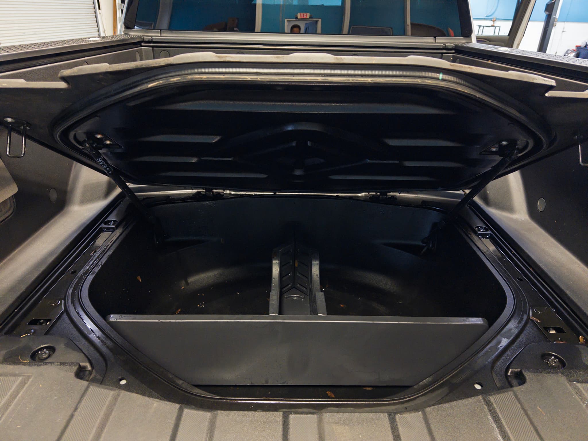2023 Rivian R1T view 27