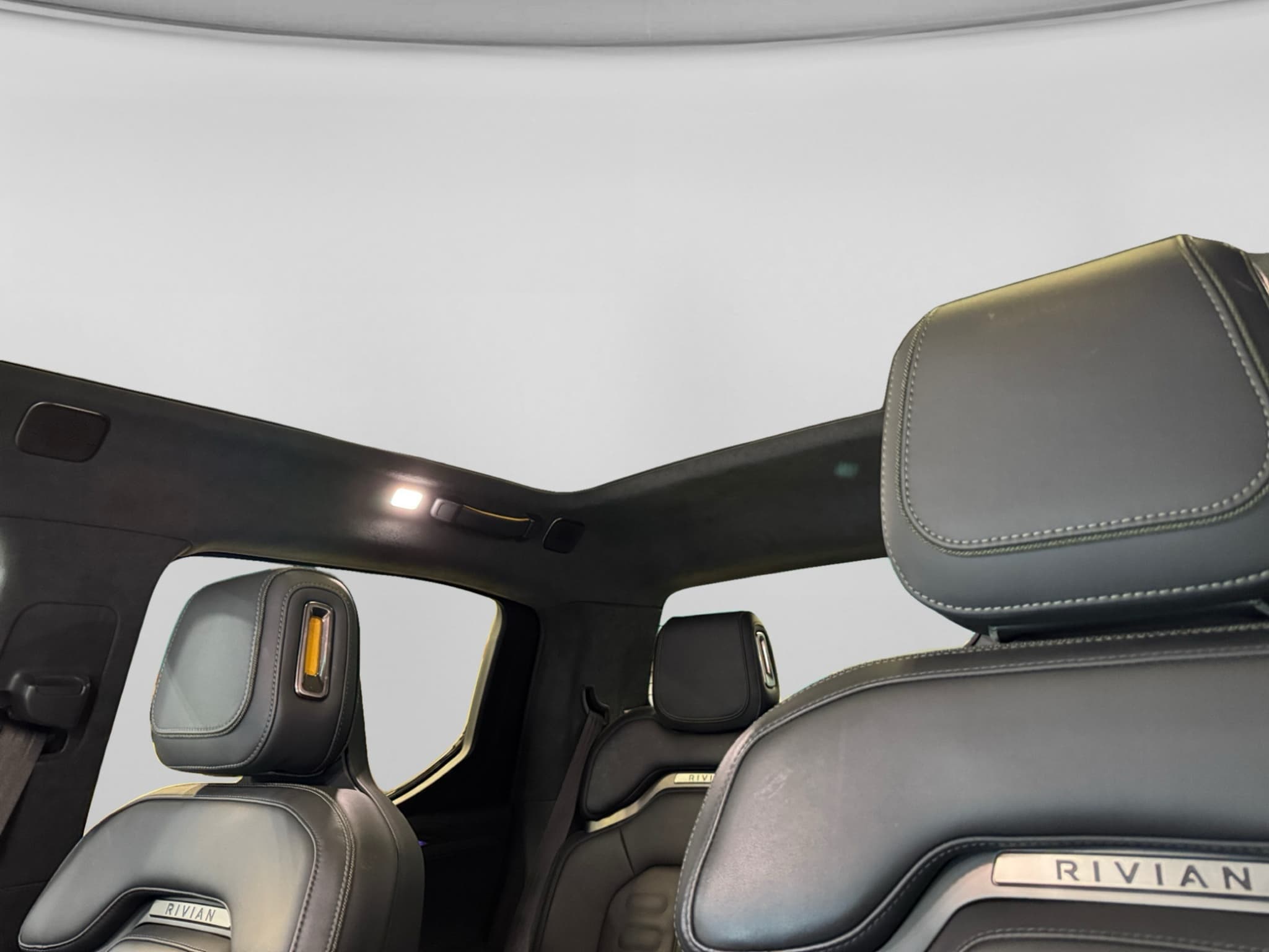 2023 Rivian R1T view 21