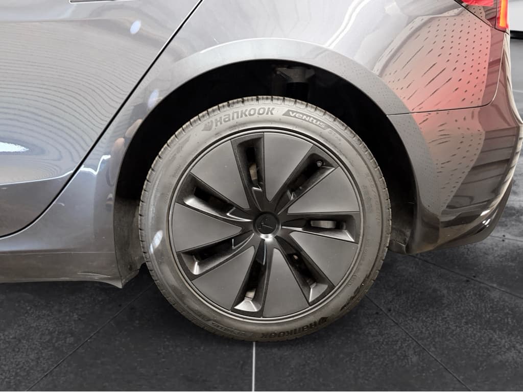 2025 Tesla Model 3 view 32