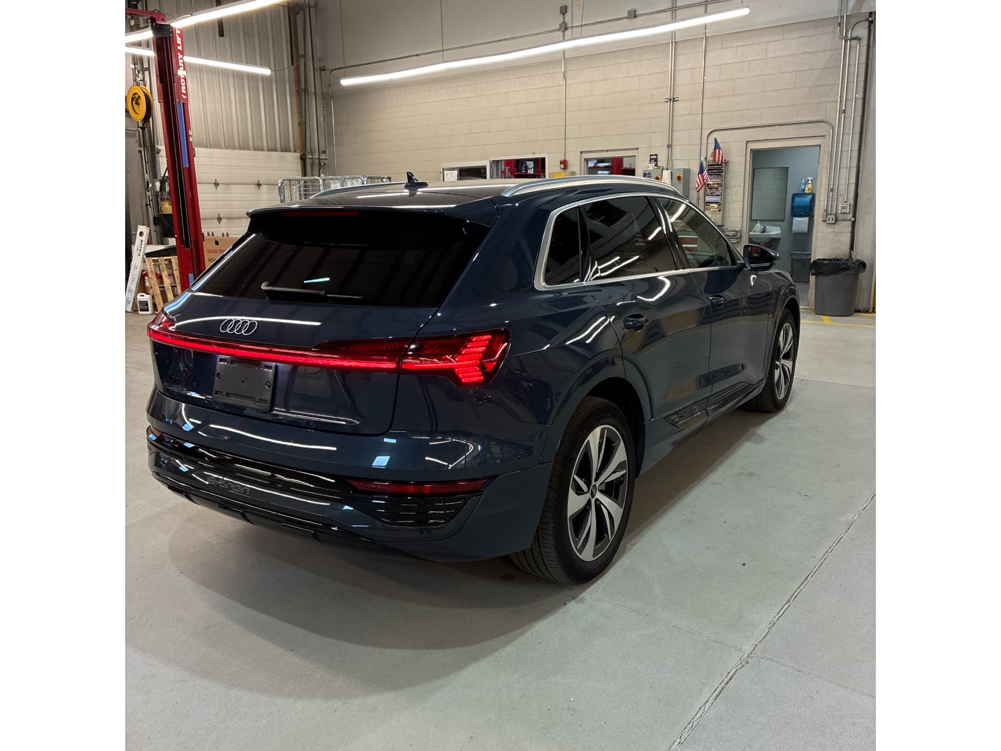 2024 Audi Q8 e-tron view 3