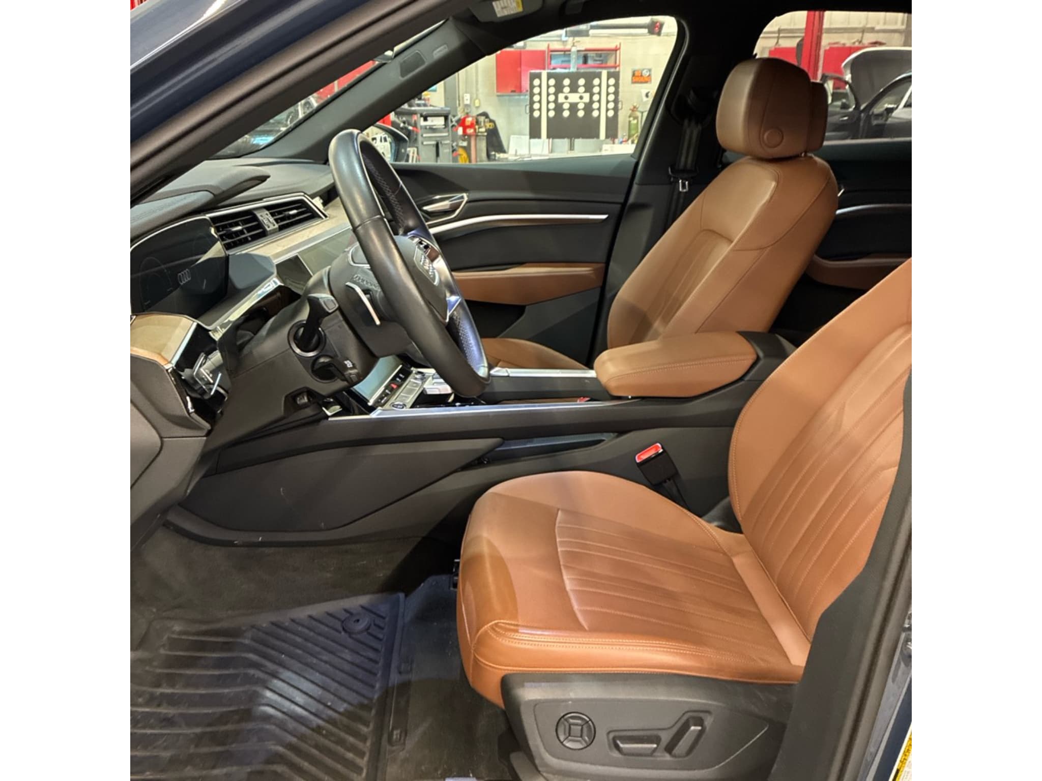 2024 Audi Q8 e-tron view 5