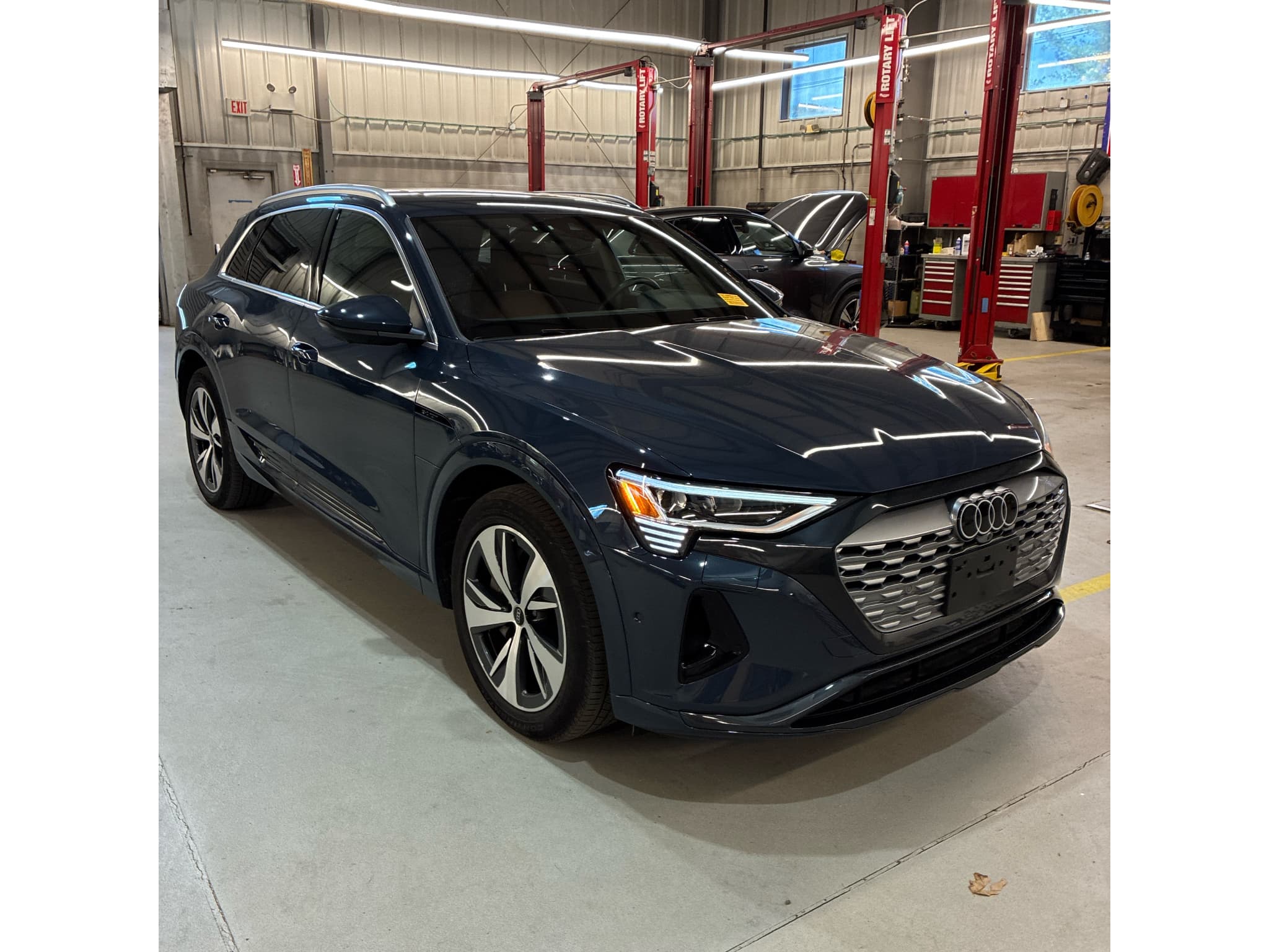 2024 Audi Q8 e-tron view 4