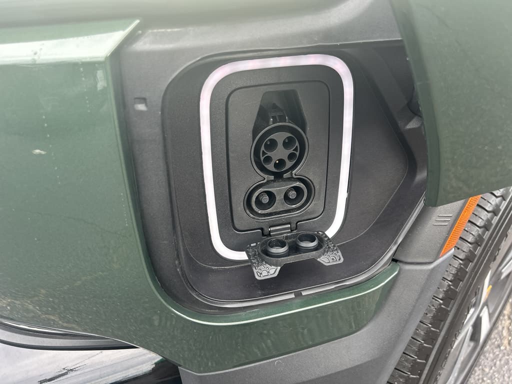 2023 Rivian R1T view 5
