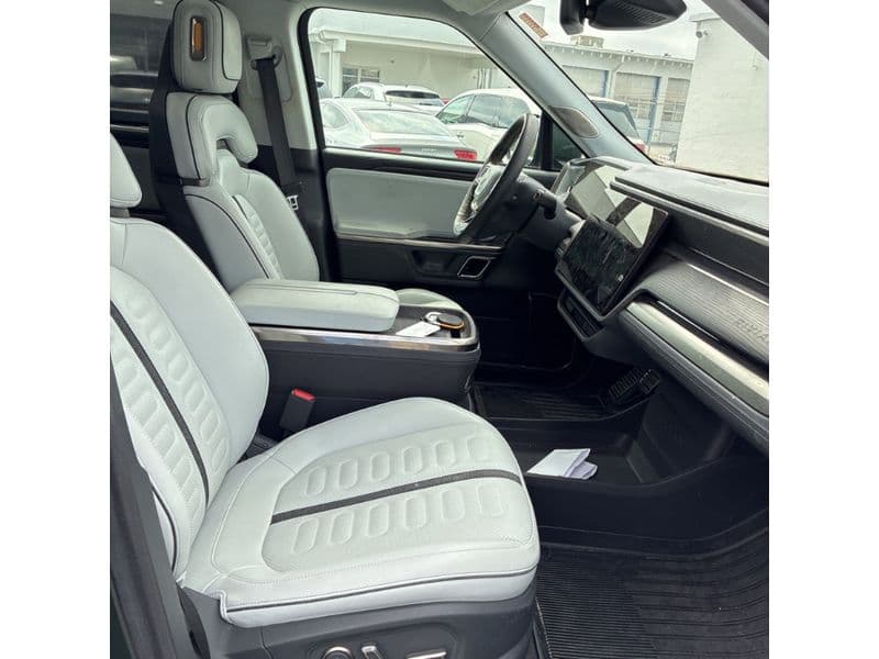 2023 Rivian R1T view 5