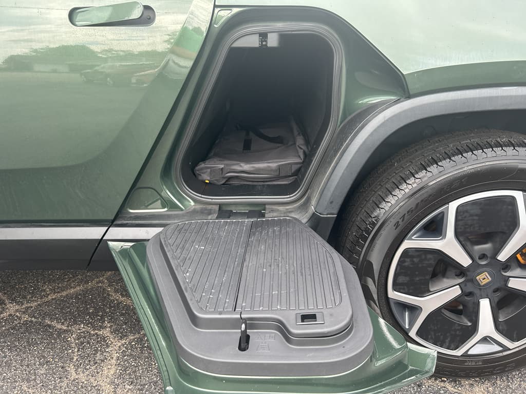 2023 Rivian R1T view 19