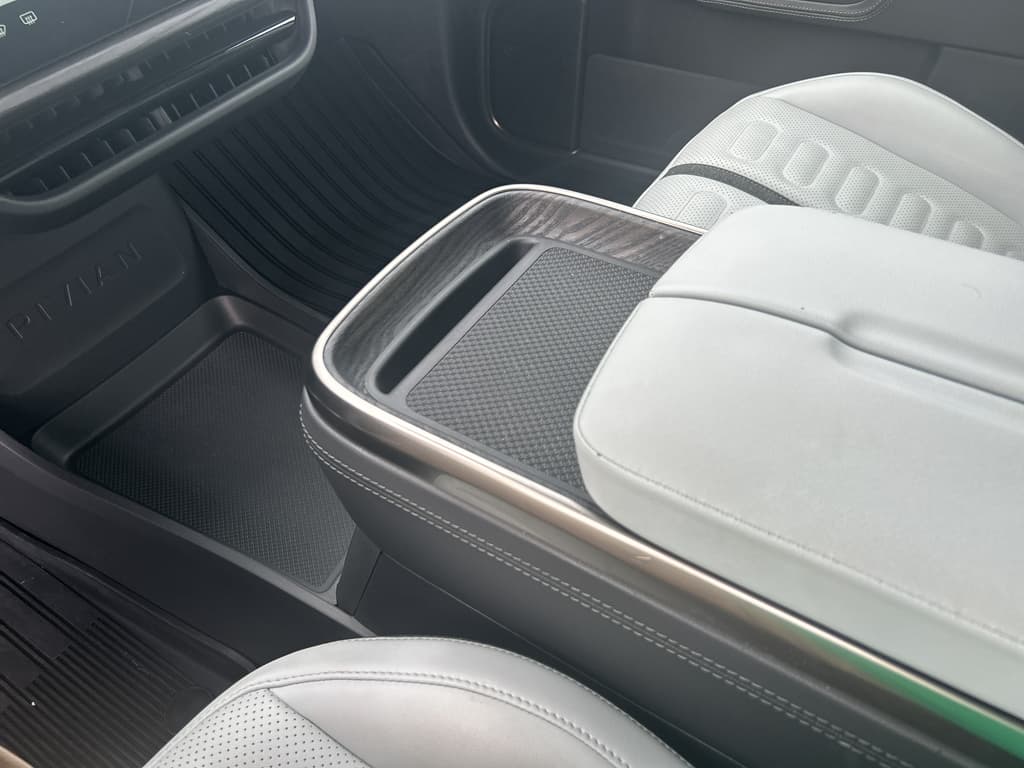 2023 Rivian R1T view 15