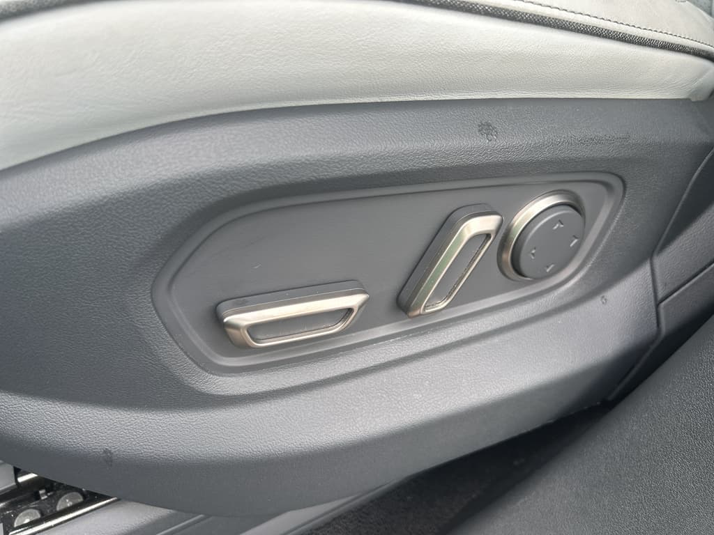 2023 Rivian R1T view 7