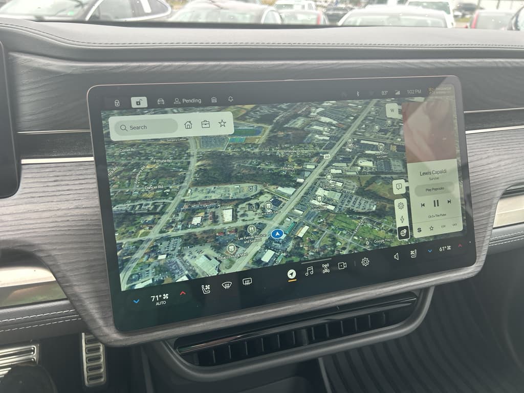 2023 Rivian R1T view 10