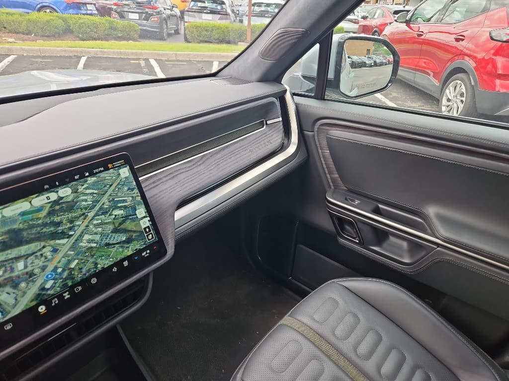 2023 Rivian R1T view 12