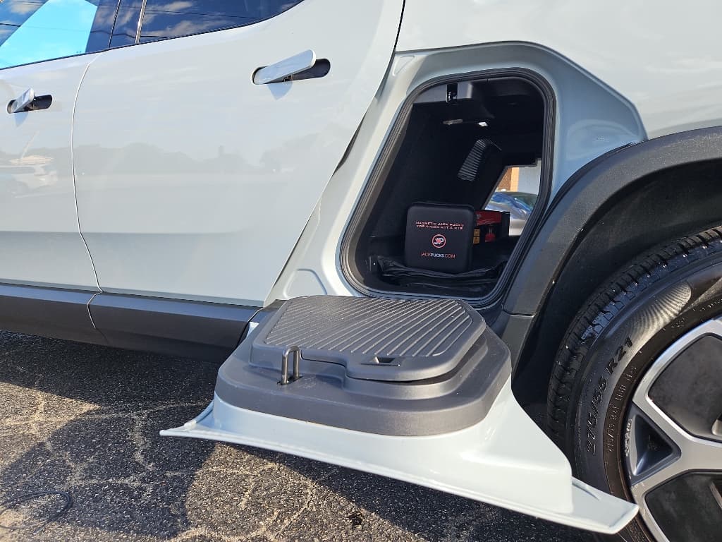 2023 Rivian R1T view 5