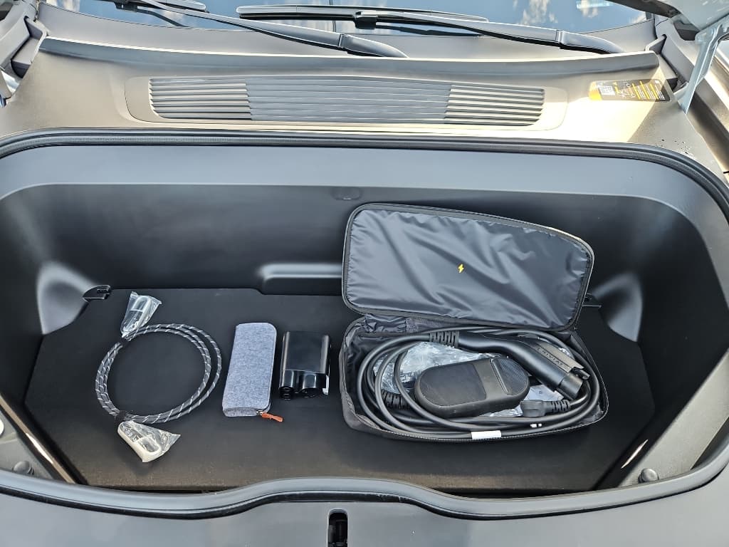 2023 Rivian R1T view 7
