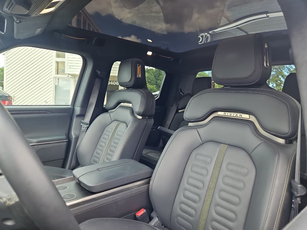 2023 Rivian R1T view 13
