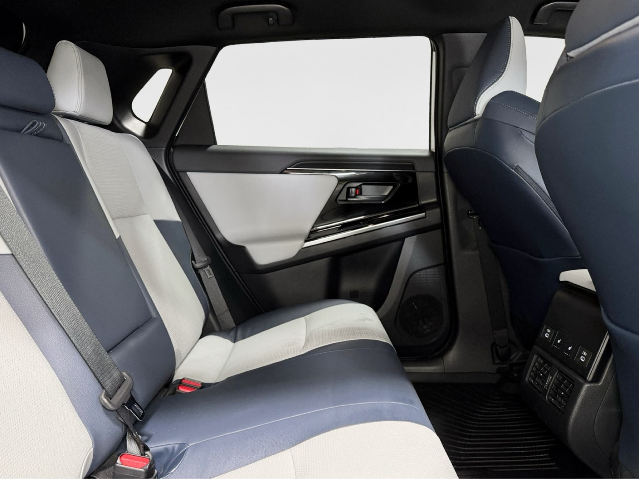 2023 Subaru Solterra view 19
