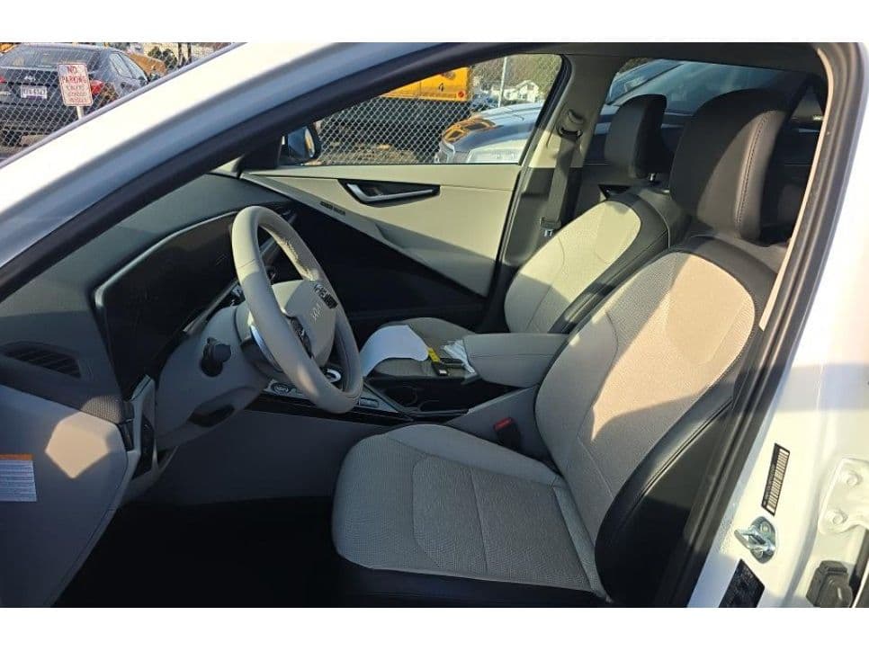 2023 Kia Niro EV view 5