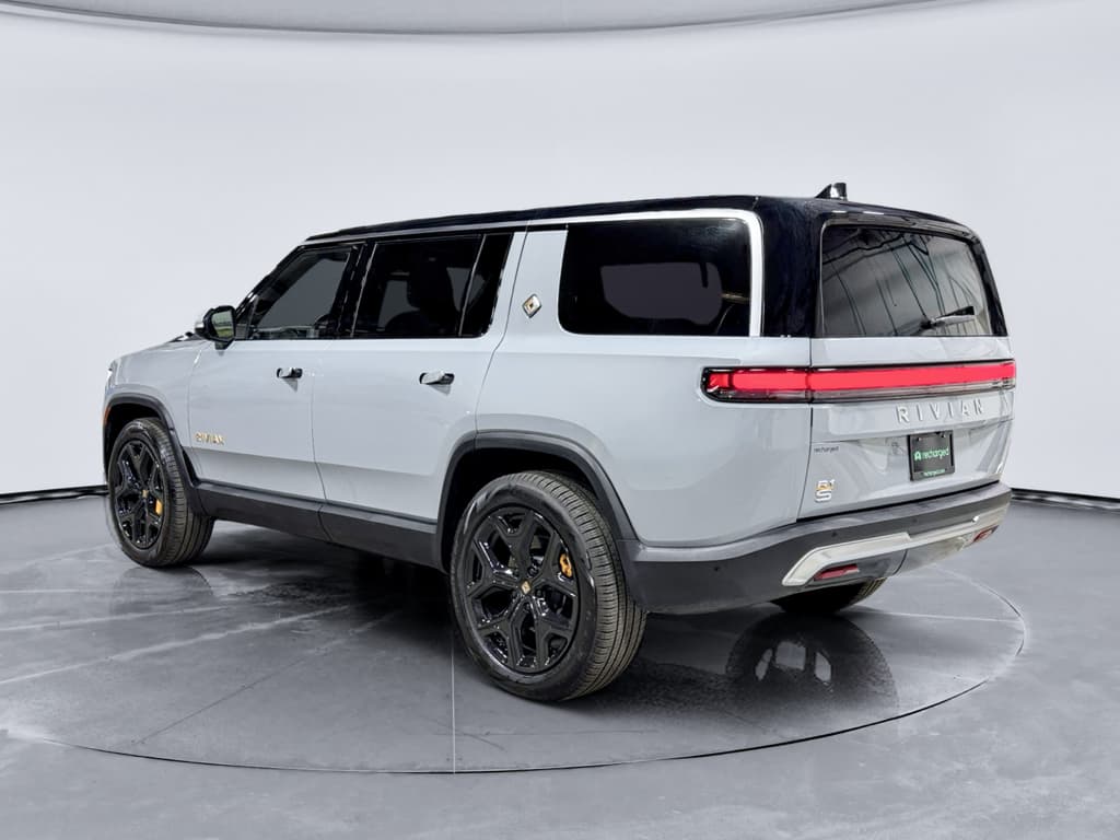 2023 Rivian R1S view 2
