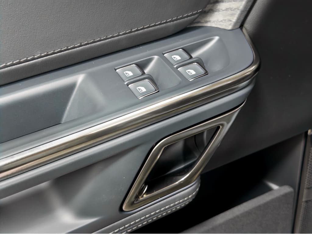 2023 Rivian R1S view 7