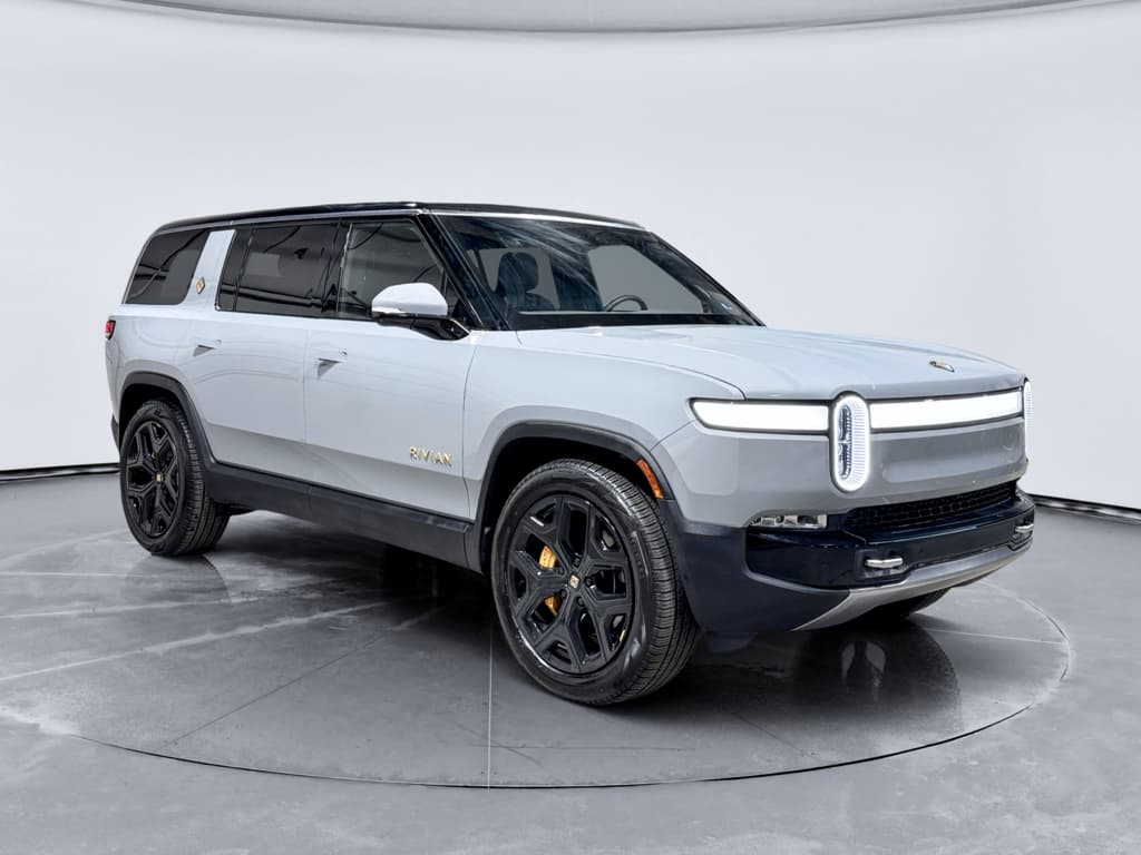 2023 Rivian R1S view 4