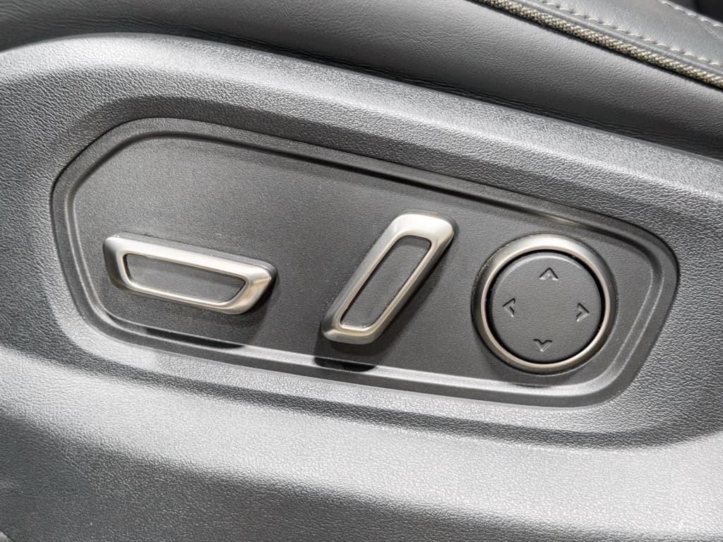 2023 Rivian R1S view 6