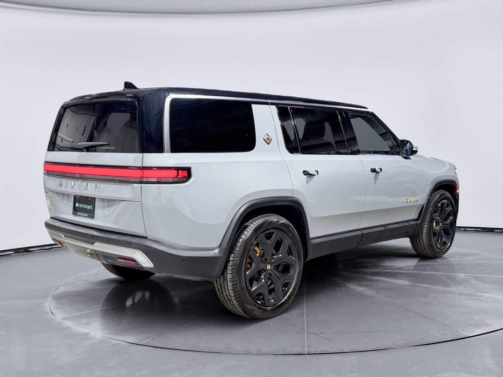 2023 Rivian R1S view 3
