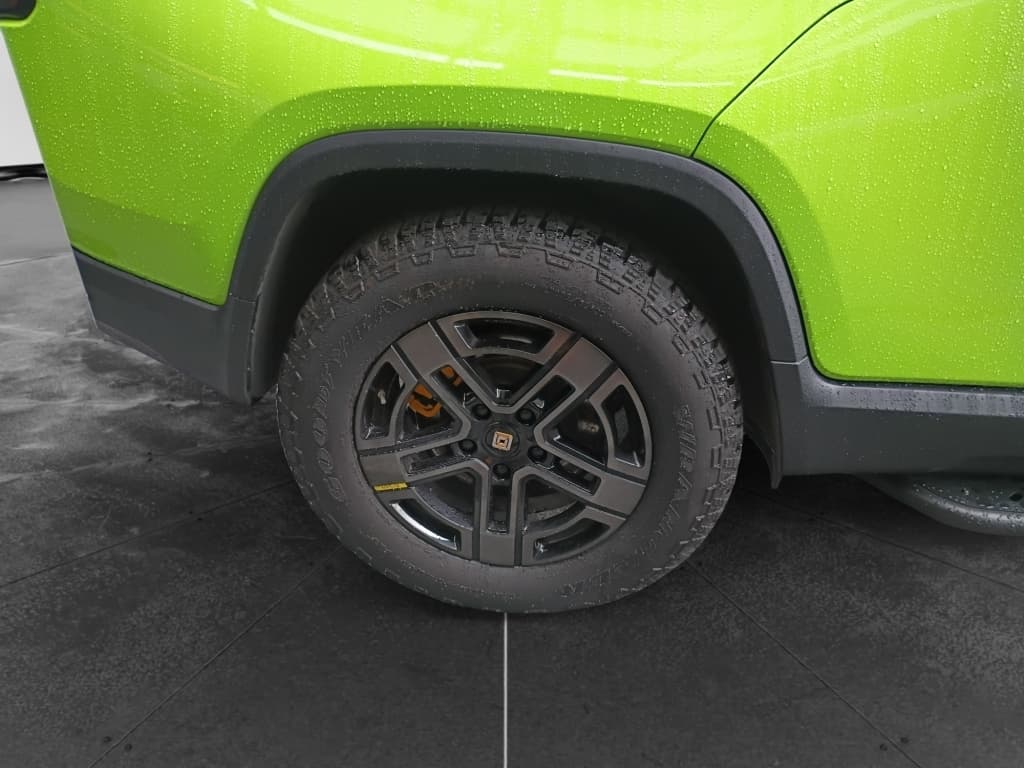 2023 Rivian R1T view 9
