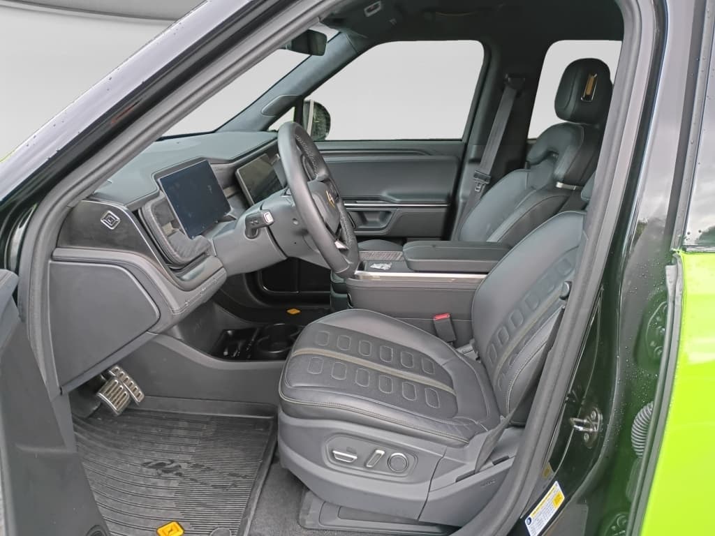 2023 Rivian R1T view 13