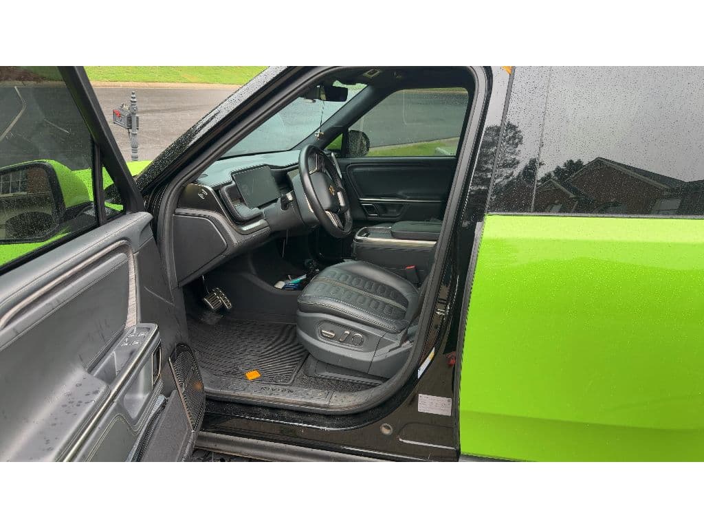 2023 Rivian R1T view 5
