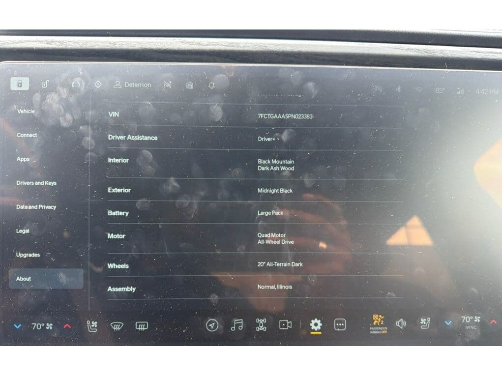2023 Rivian R1T view 6