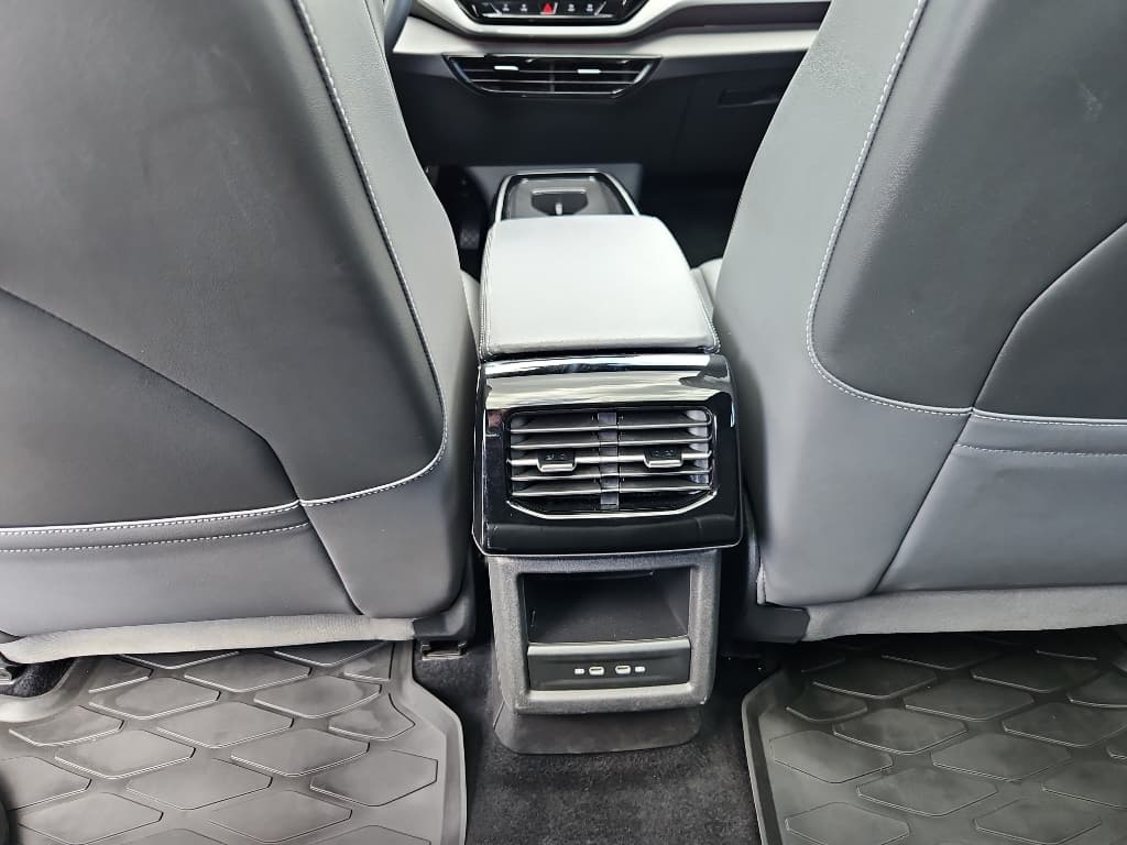 2023 Volkswagen ID.4 view 17