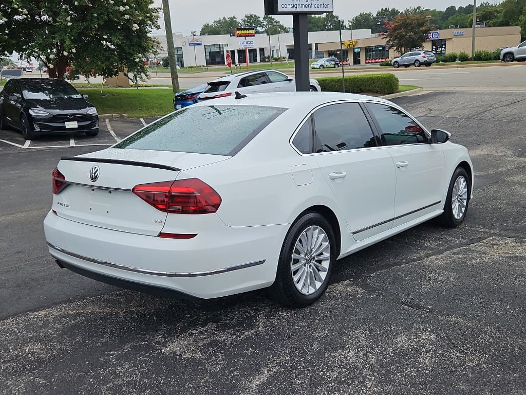 2017 Volkswagen Passat view 3