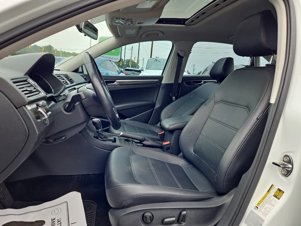 2017 Volkswagen Passat view 5