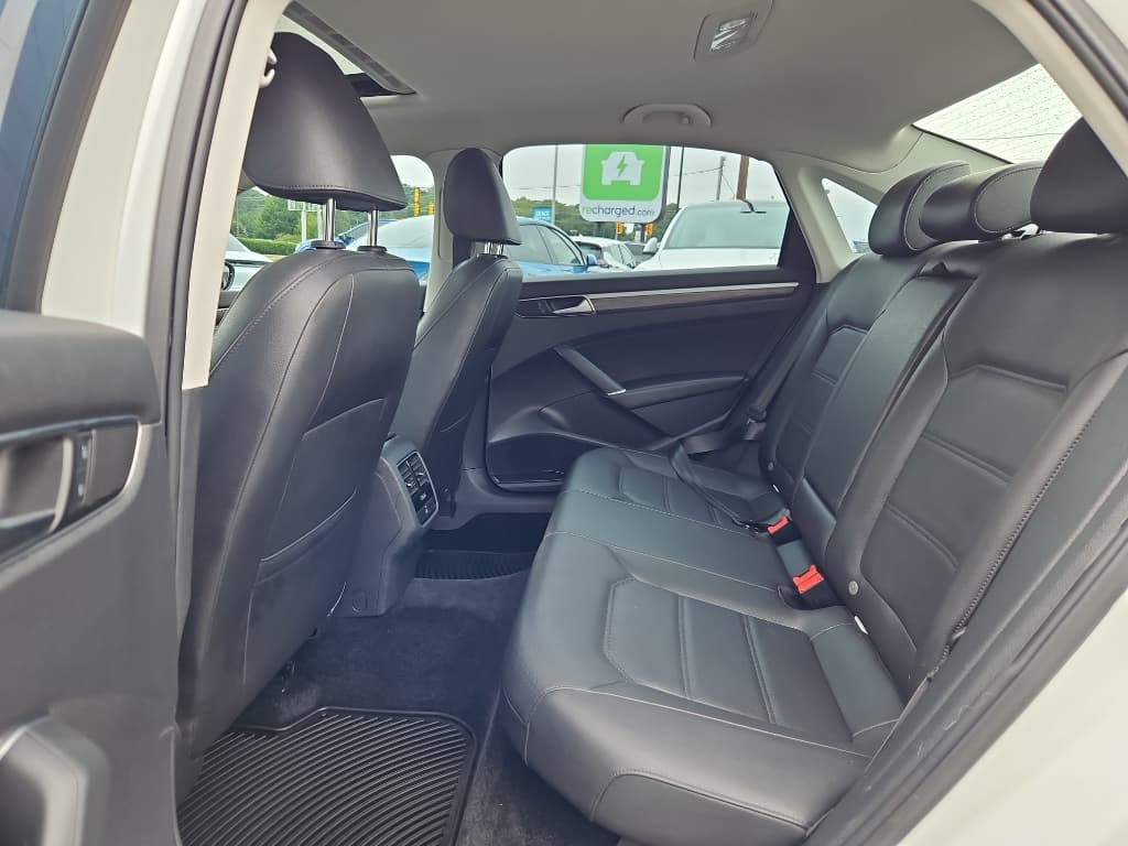 2017 Volkswagen Passat view 7