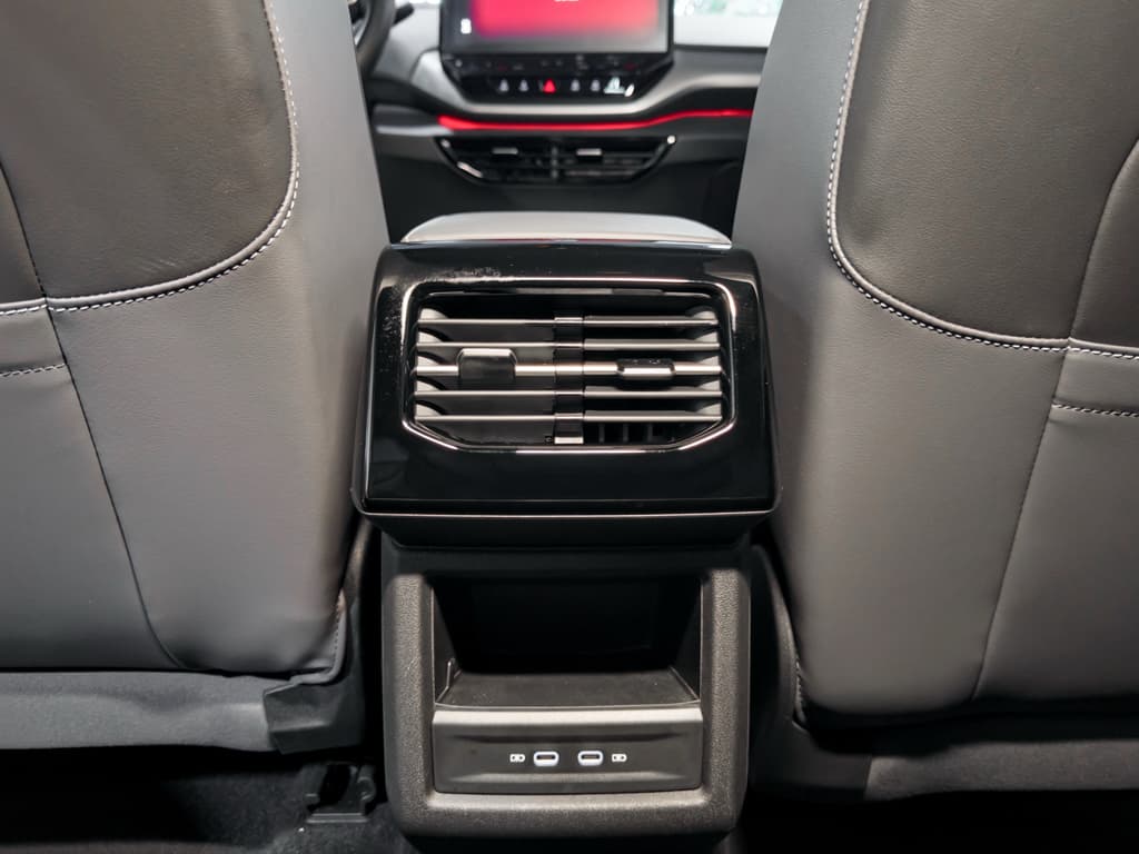 2023 Volkswagen ID.4 view 20