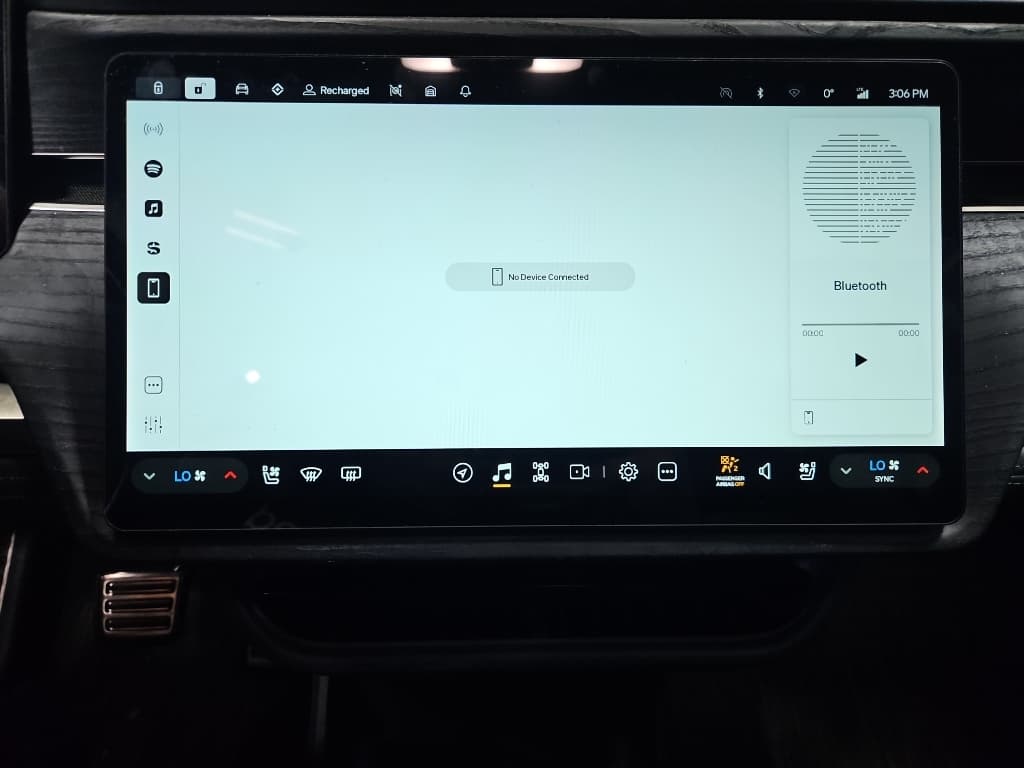 2023 Rivian R1S view 13