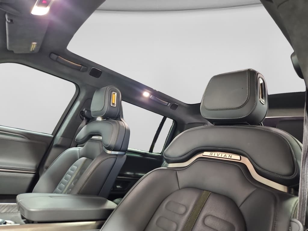 2023 Rivian R1S view 25