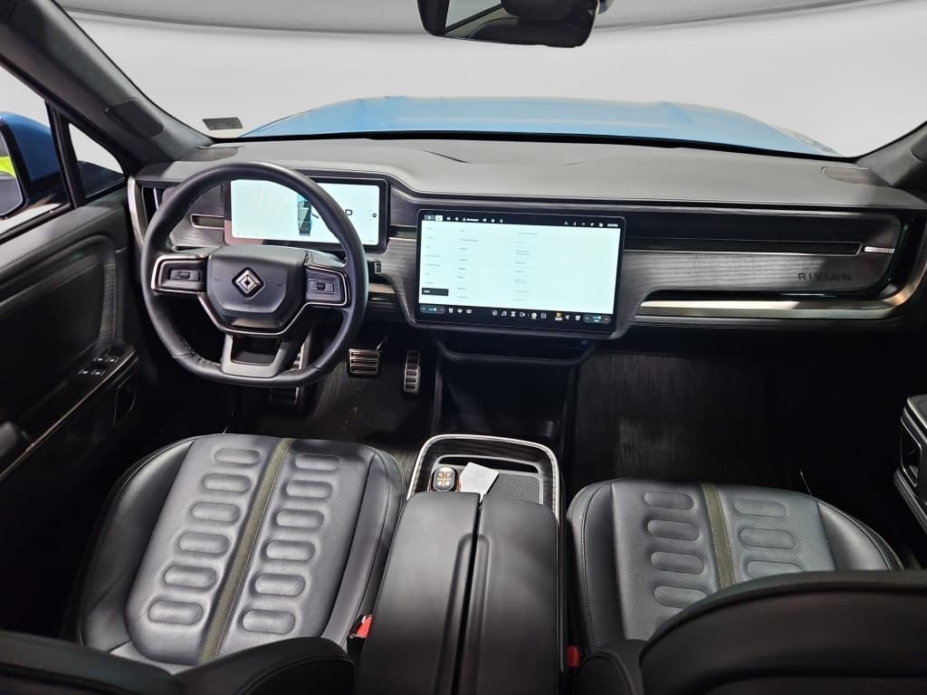 2023 Rivian R1S view 16