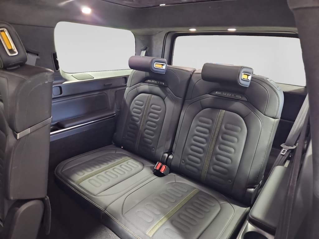 2023 Rivian R1S view 23