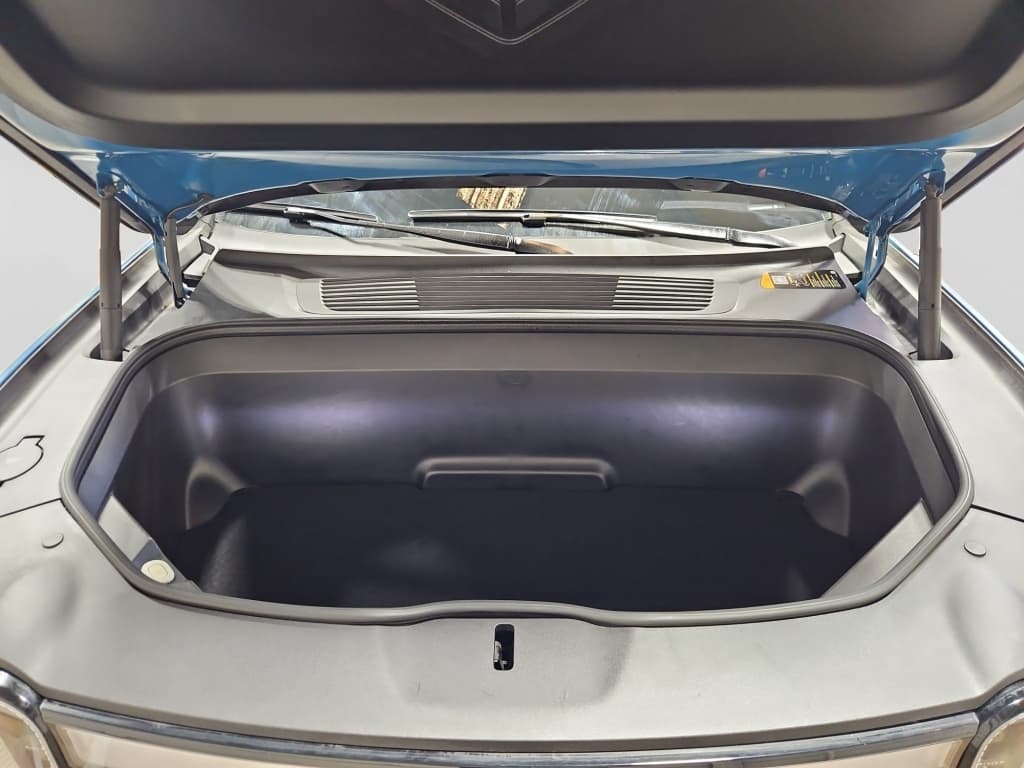 2023 Rivian R1S view 26