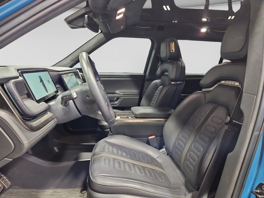 2023 Rivian R1S view 17