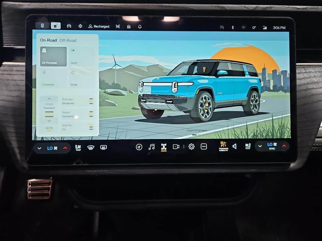 2023 Rivian R1S view 9