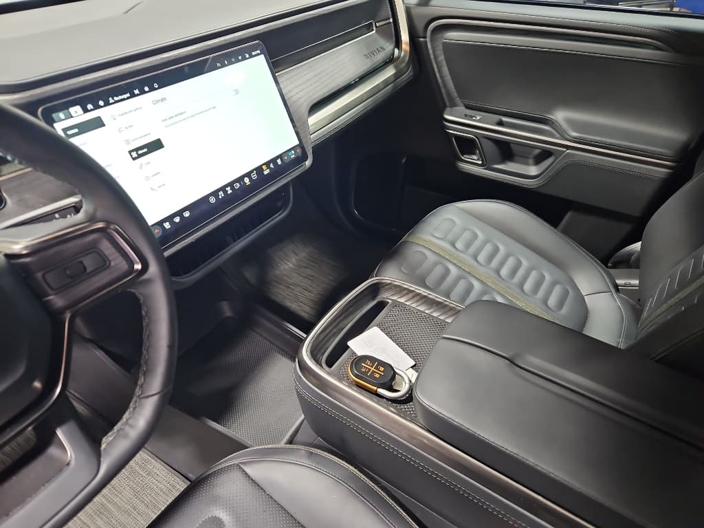 2023 Rivian R1S view 18