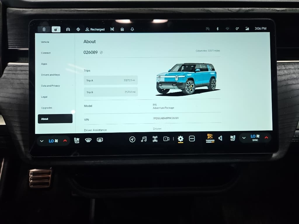 2023 Rivian R1S view 10
