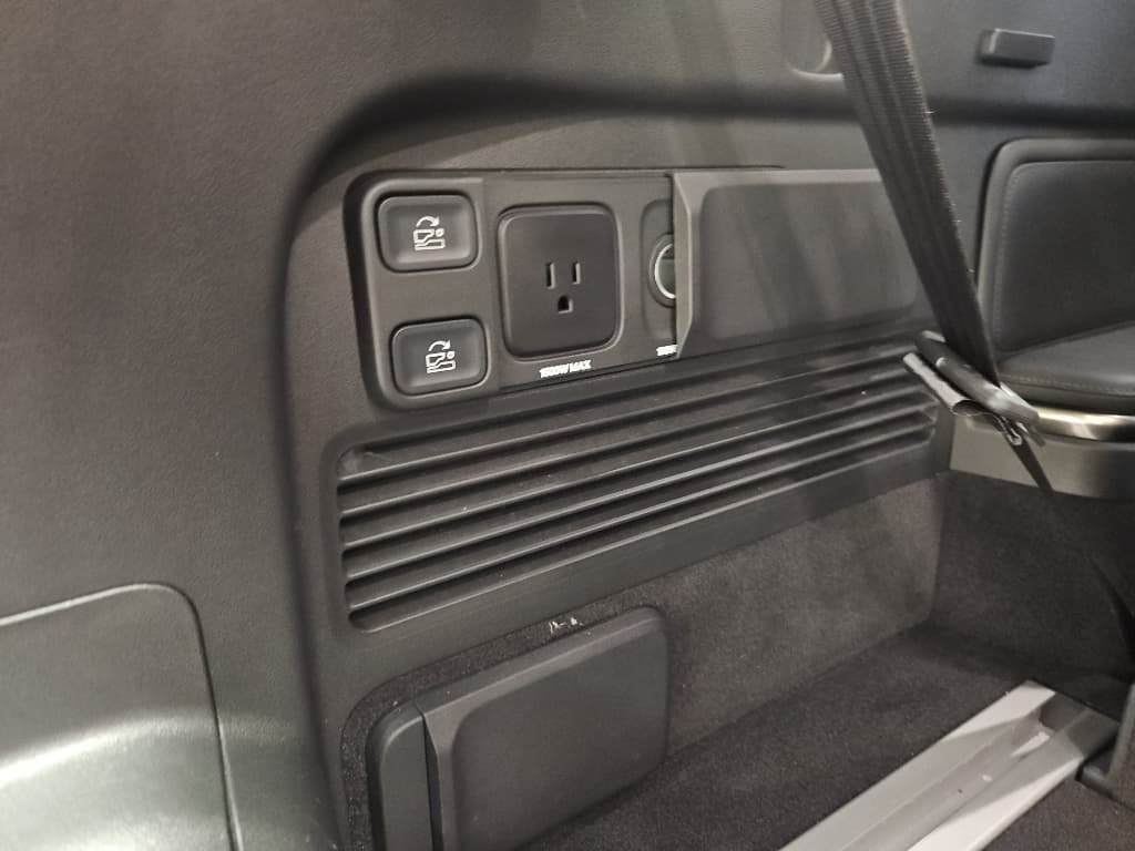 2023 Rivian R1S view 24