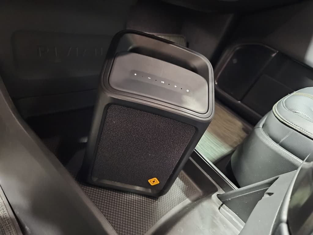 2023 Rivian R1S view 19