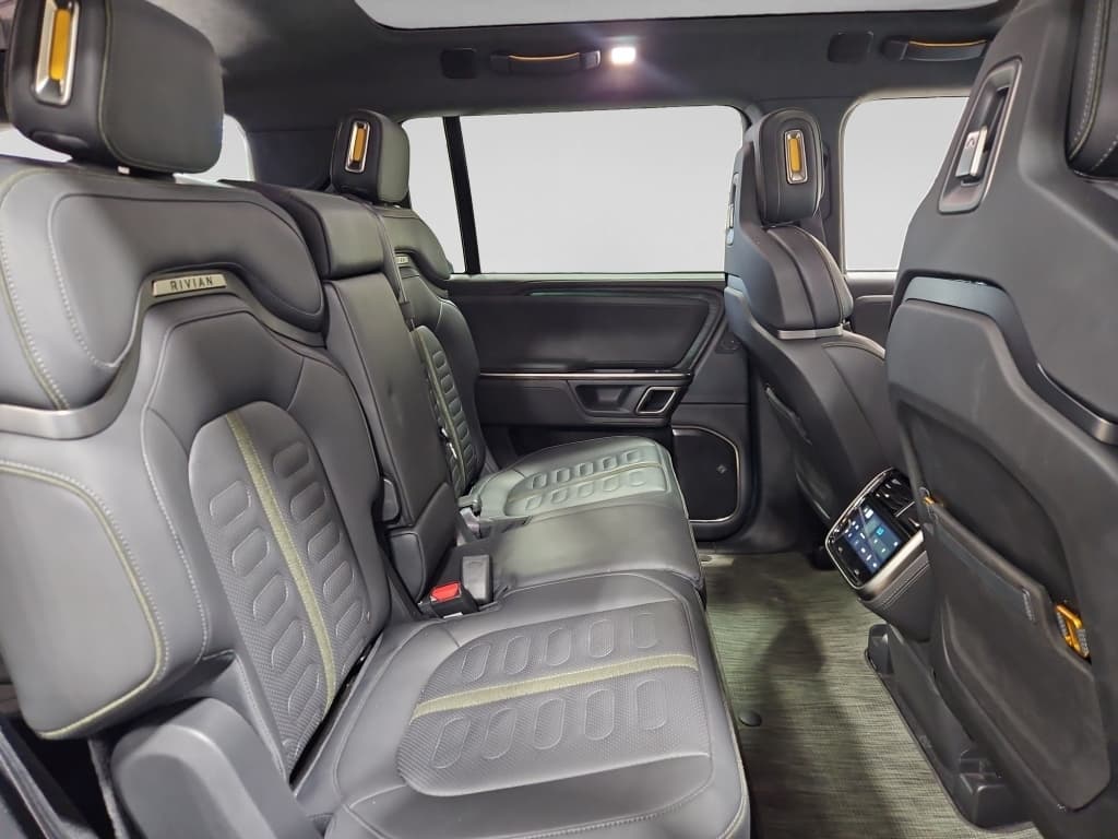 2023 Rivian R1S view 21
