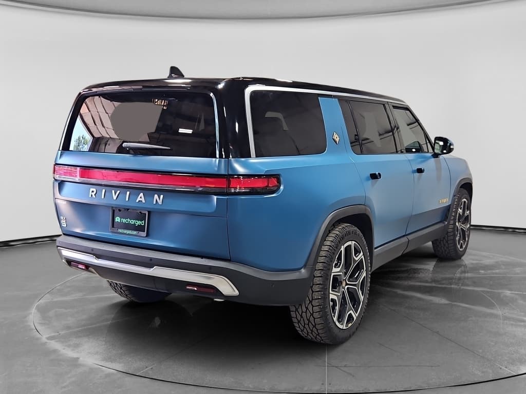 2023 Rivian R1S view 3