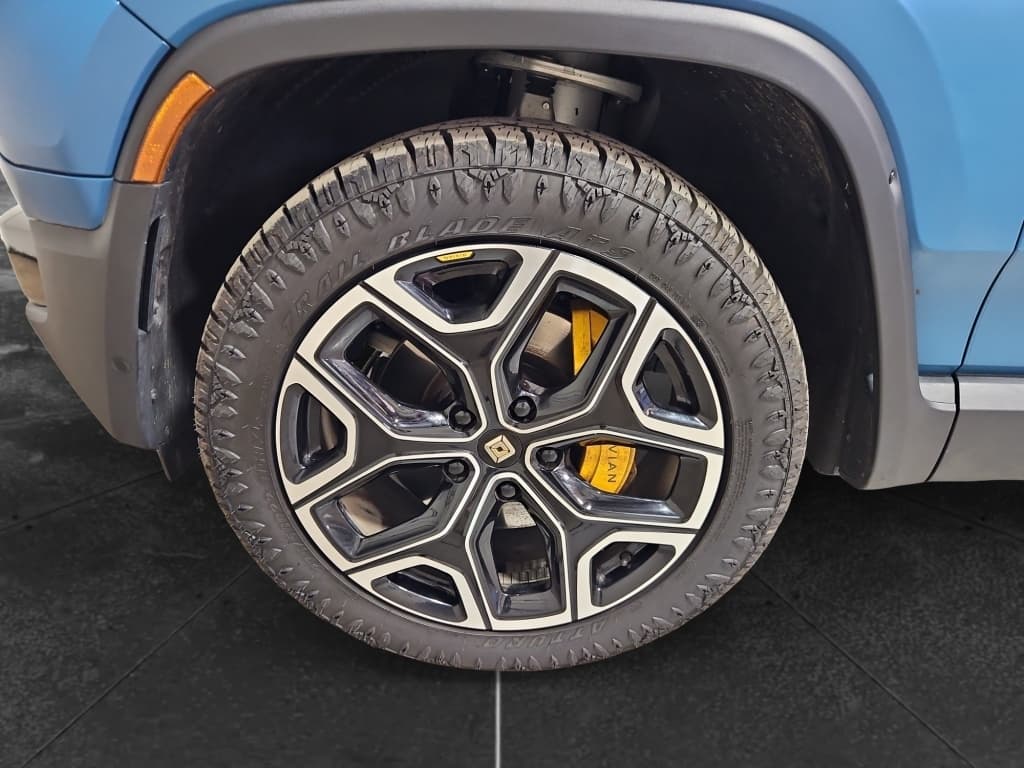 2023 Rivian R1S view 35