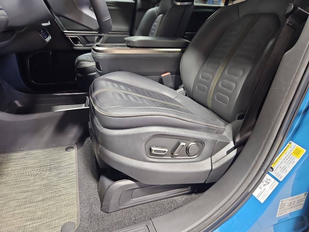 2023 Rivian R1S view 6