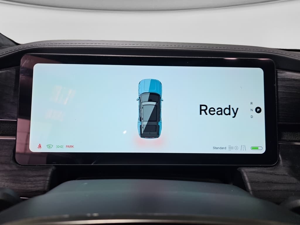 2023 Rivian R1S view 8